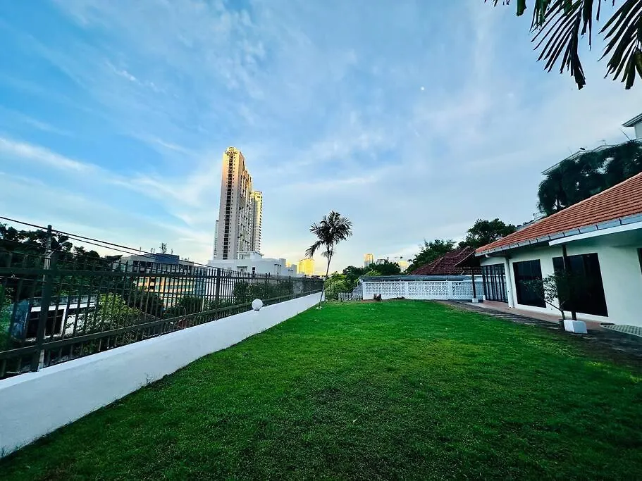 Feriehus Beachside Antique Villa@14 Pax George Town