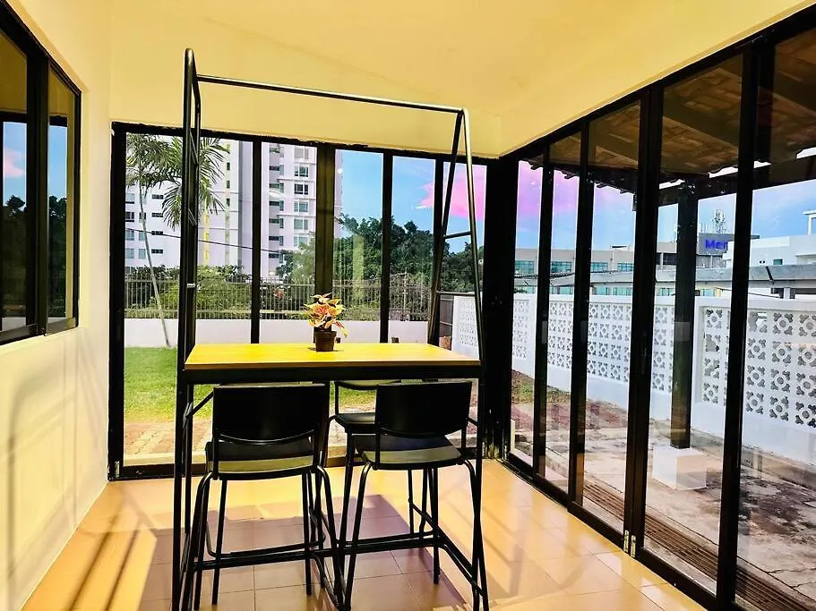 Beachside Antique Villa@14 Pax George Town Holiday home