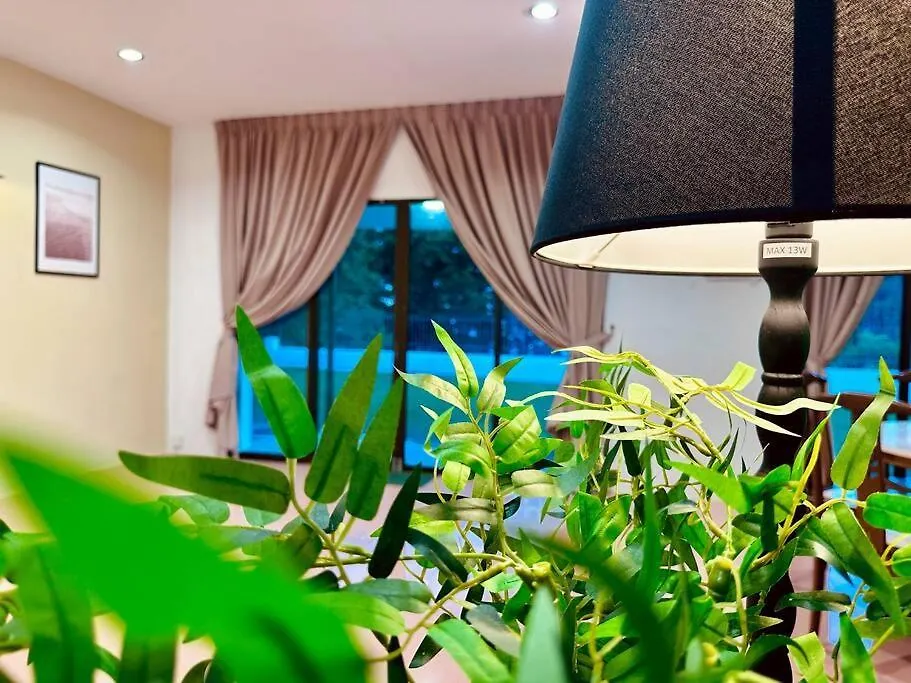 Beachside Antique Villa@14 Pax George Town Holiday home