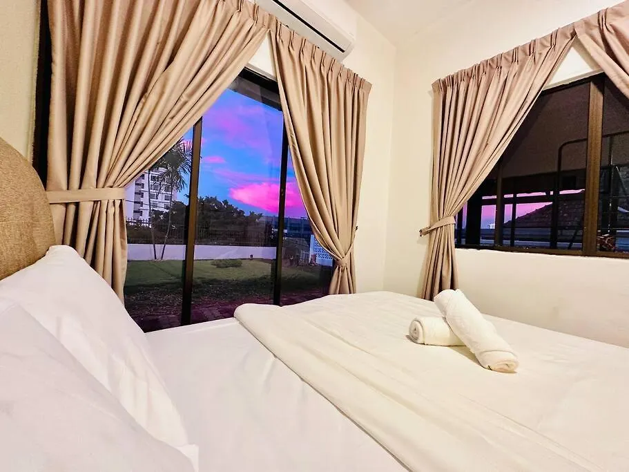 Beachside Antique Villa@14 Pax George Town Holiday home