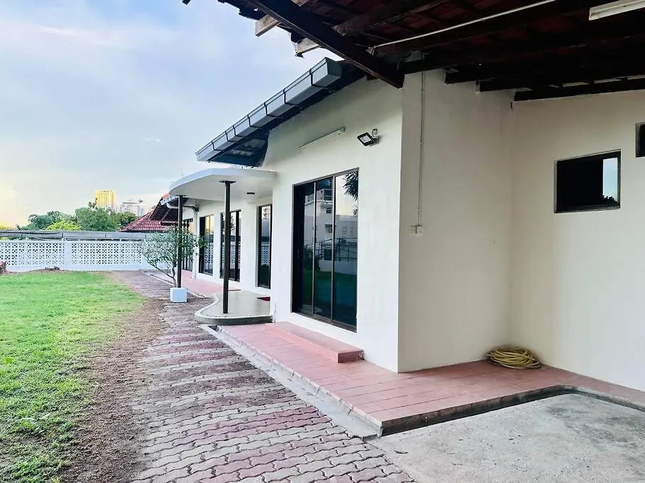 Beachside Antique Villa@14 Pax George Town