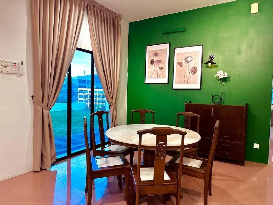 Beachside Antique Villa@14 Pax George Town Holiday home