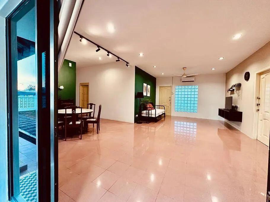 Holiday home Beachside Antique Villa@14 Pax George Town