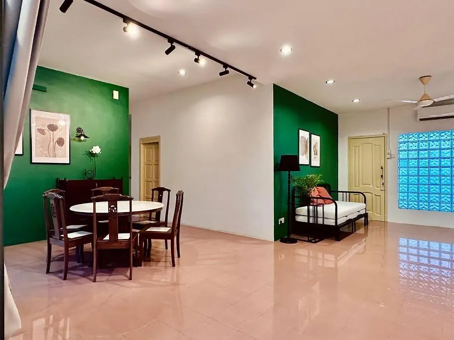 Beachside Antique Villa@14 Pax George Town Holiday home