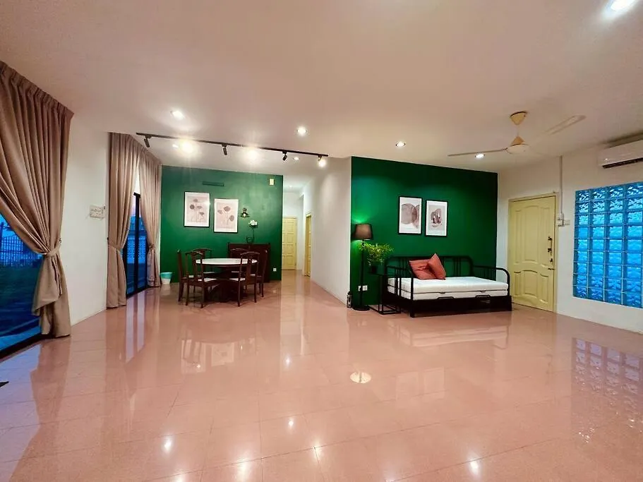 Beachside Antique Villa@14 Pax George Town Holiday home
