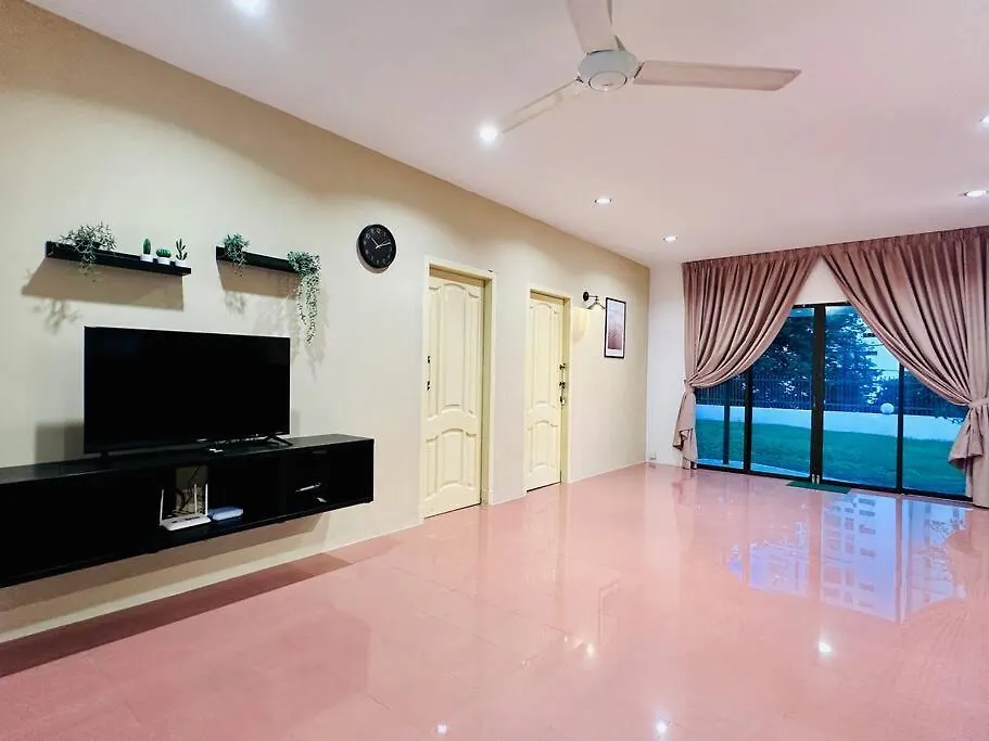 Beachside Antique Villa@14 Pax George Town Holiday home