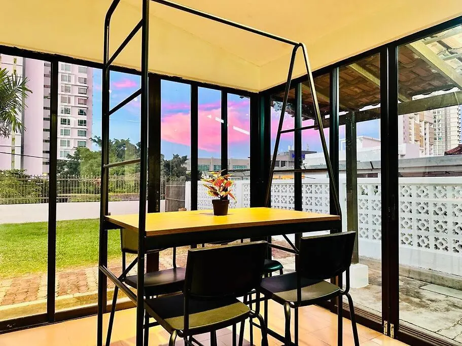 Beachside Antique Villa@14 Pax George Town