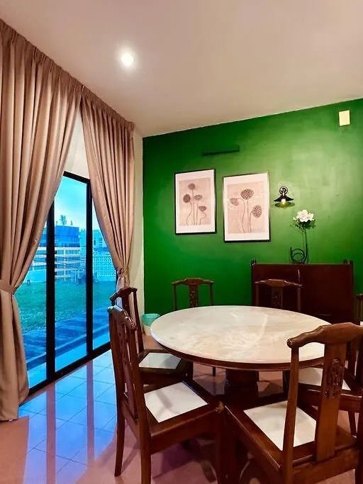 Beachside Antique Villa@14 Pax George Town