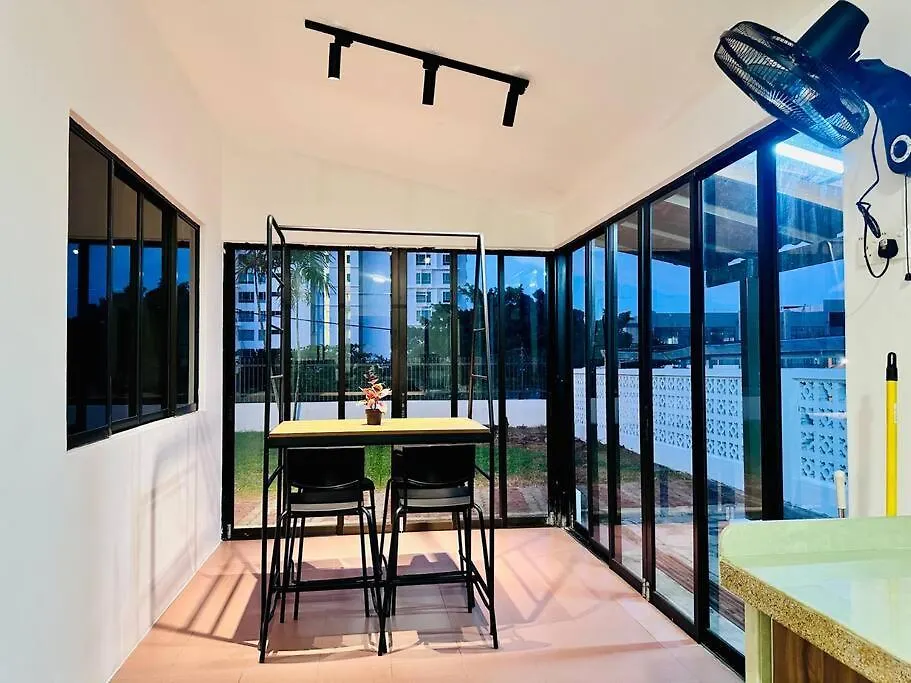 Beachside Antique Villa@14 Pax George Town Holiday home