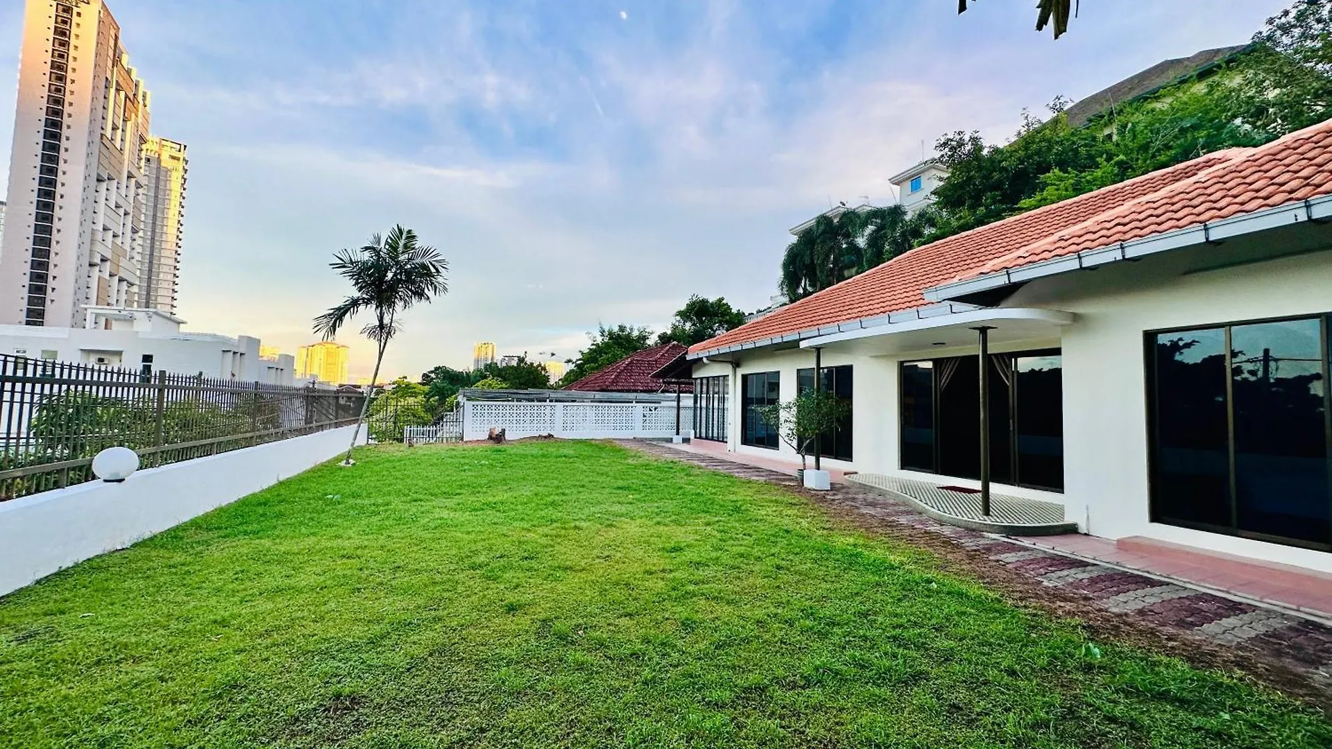 Beachside Antique Villa@14 Pax George Town