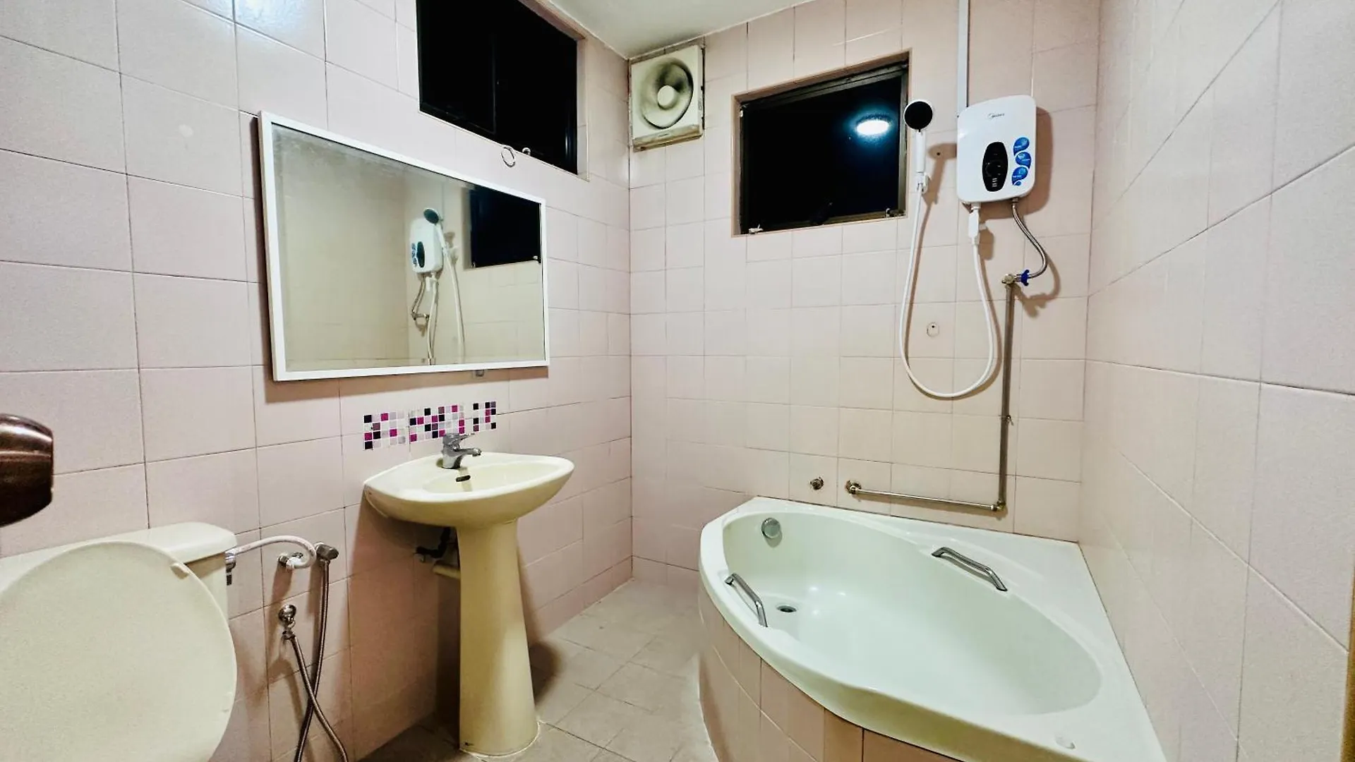 Beachside Antique Villa@14 Pax George Town