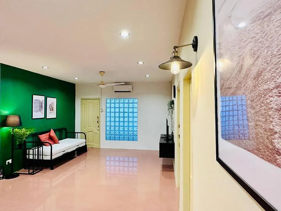 Beachside Antique Villa@14 Pax George Town Holiday home