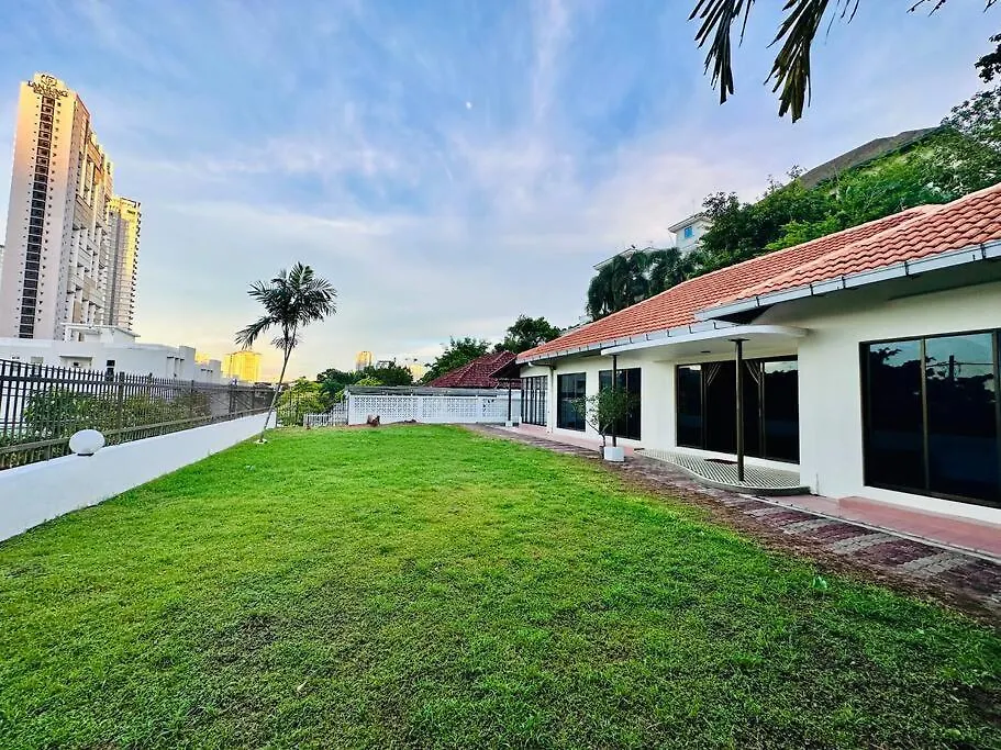 Beachside Antique Villa@14 Pax George Town Holiday home